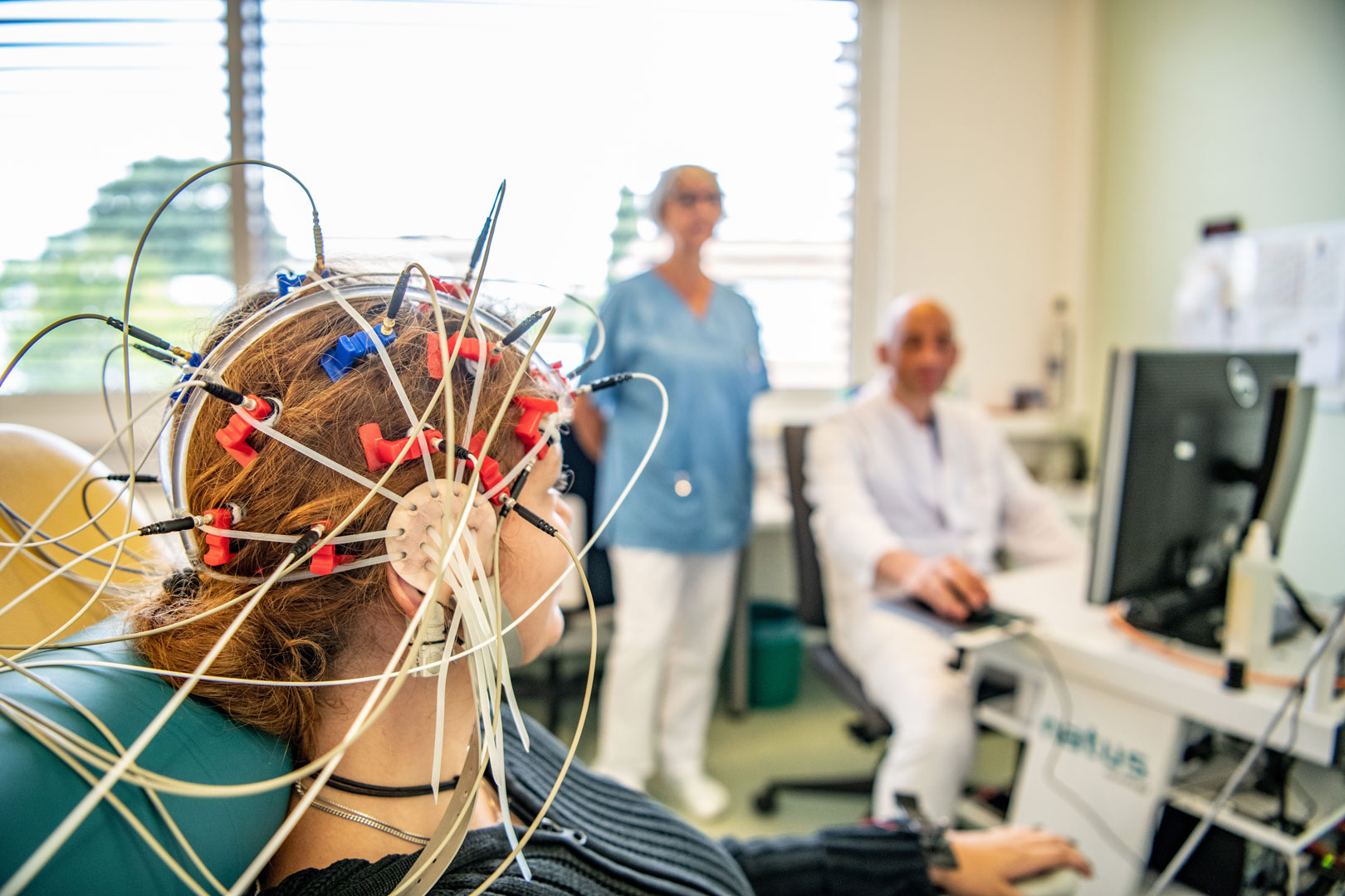 Junge Frau bei einer neurologischen Untersuchung