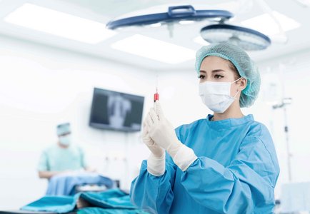 @AdobeStockMitarbeiterin im OP